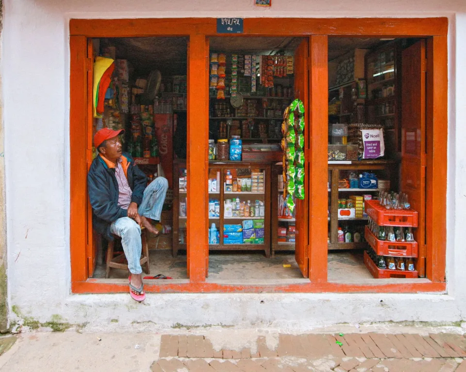 Kệ hàng bày gọn gàng